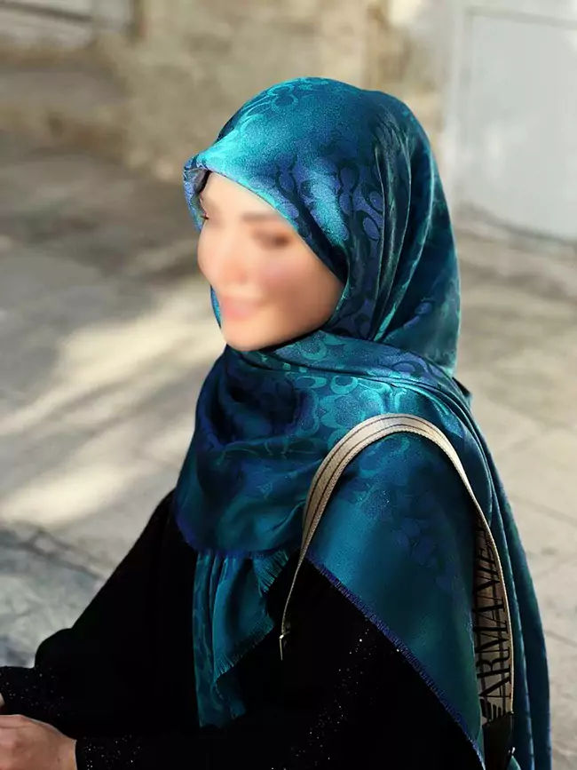 روسری مجلسی طرح دار ابریشمی زیباف جذاب و لاکچری روسری مجلسی طرح دار ابریشمی زیباف جذاب و لاکچری