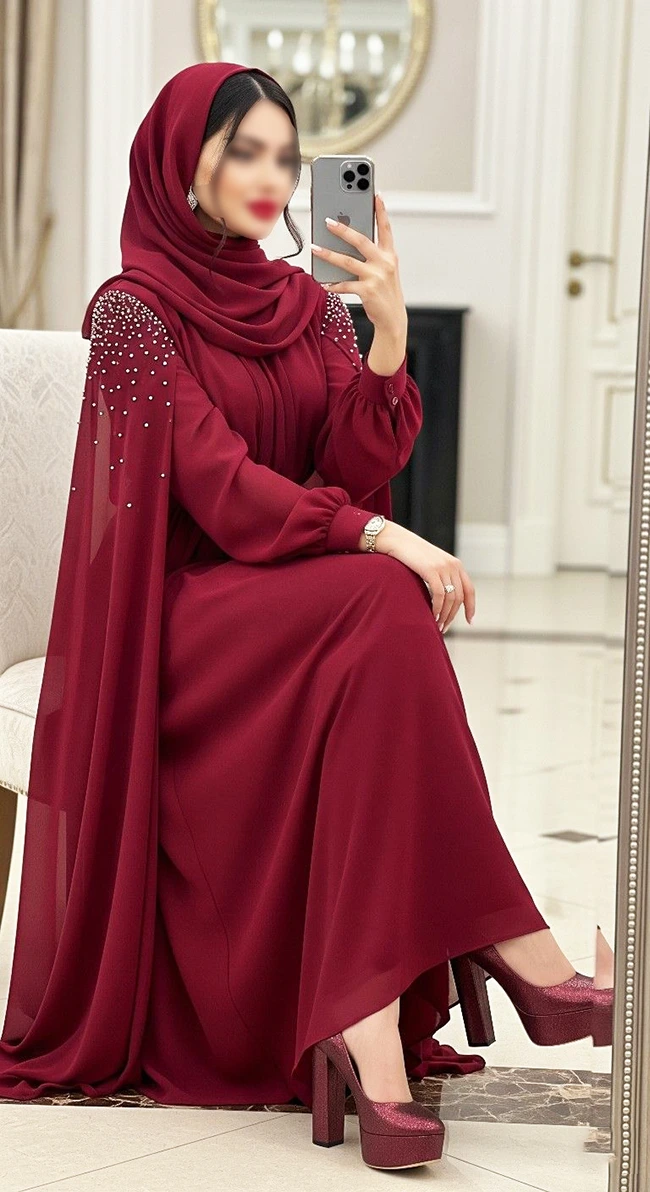 مدل لباس مجلسی زنانه با خطوط برش دقیق و طراحی کمر باریک برای برجسته کردن اندام 